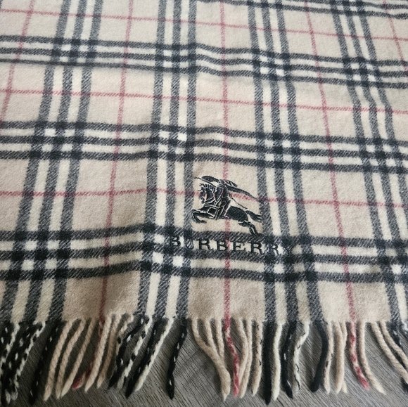 Authentic Burberry 100% wool scarf - Picture 5 of 10